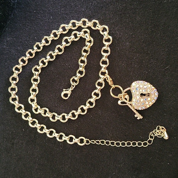 Goldtone Key 2 my heart necklace with pendant - Picture 7 of 10